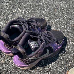 Girls size 1.5 Nike Black and Purple Kids Athletic Shoes